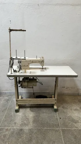 Máquina de costura reta