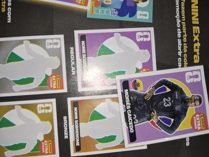 MOISÉS CAICEDO ROXO/LILÁS. COPA DO MUNDO 2026. FIGURINHA OFICIAL. 