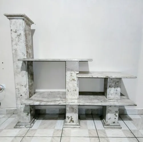 Estante de mármore.