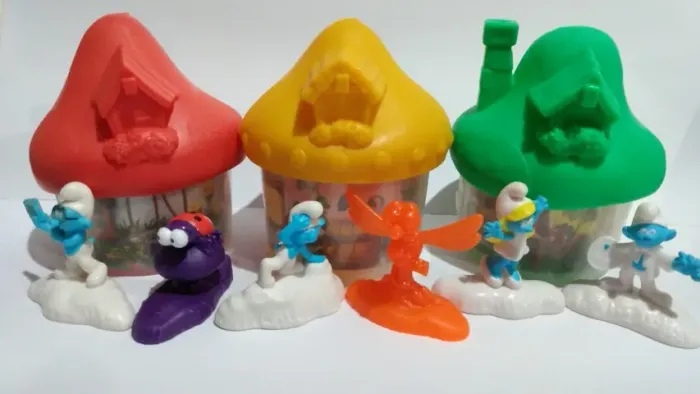 Brinquedo coleção McDonald's Vila dos Smurfs.