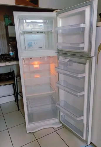 Geladeira Electrolux funcionando perfeitamente vem conservada