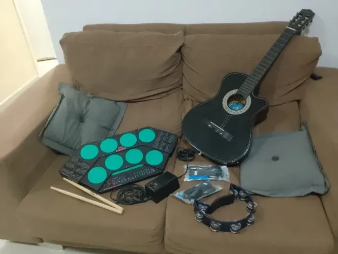 Vendo bateria eletrônica, um violão elétrico e um meia lua