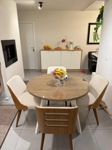 Mesa de jantar redonda com 4 cadeiras