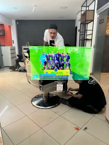 Espelho com tv embutido para salão e barbearia 