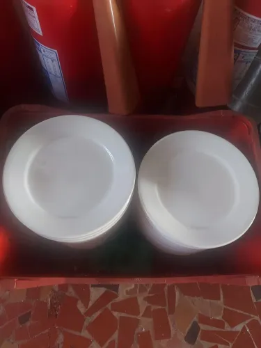 Pratos de porcelana brancos