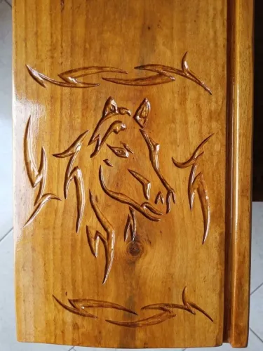 Peça Decorativa Artesanal Entalhada à Mão em Madeira
