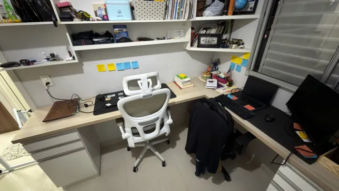 Mesa de Escritório em L com Gaveteiros e Prateleiras