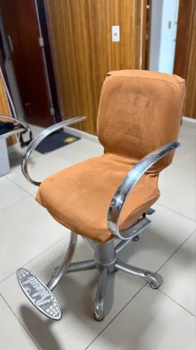 Cadeira para cabeleireiro hidráulica e reclinável.
