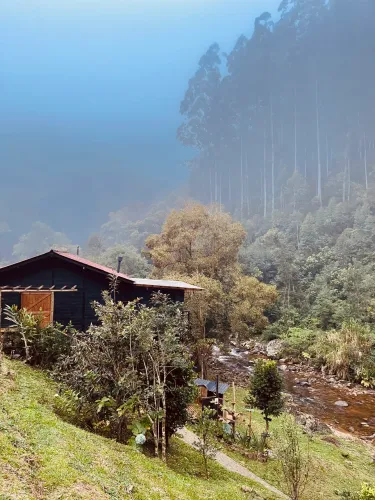 Cabana de 200 m² mobiliada com 3 suítes, banheiro social, garagem