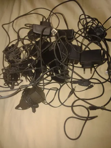 Lote de telefone alguns sem bateria e alguns com seu carregadores original