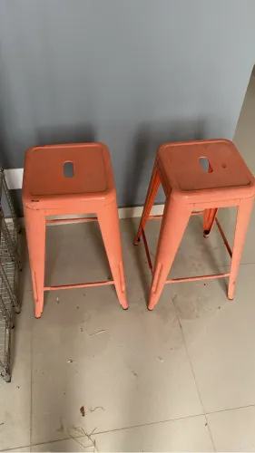 Banqueta alta em metal