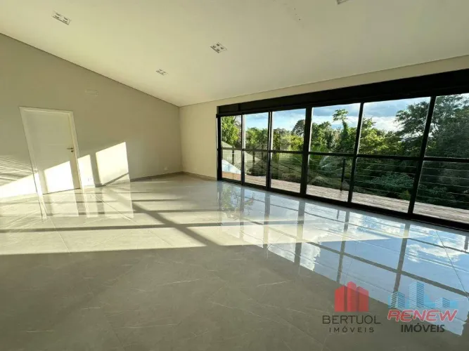 Casa recém-reformada à venda sofisticação, integração e vista para a natureza