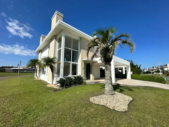 Casa à venda com 330 m2 e 4 suítes no Condominio Ocean Side em Torres RS