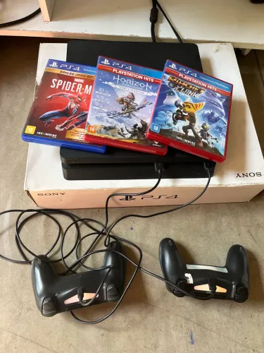 Ps4 Slim 1TB + controles + 3 jogos físicos