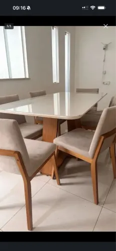 VENDO MESA COM 6 CADEIRAS DE MADEIRA PRA HJ!
