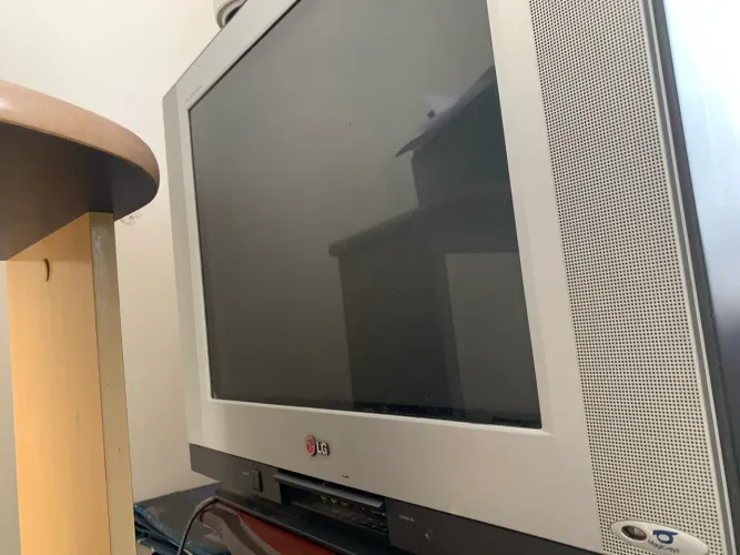TV 21 polegadas tela plana LG com olho mágico