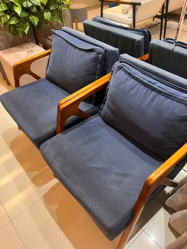 Duas Poltronas em azul com madeira