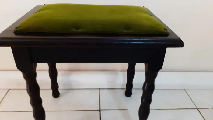 Banqueta Vintage em Veludo Verde Azeitona ?