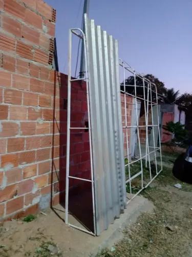 Estrutura de Metalon medindo 5,00 x 2,44 acompanha todas as telhas galvonizadas.