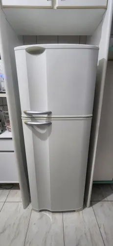 Geladeira Electrolux 261L