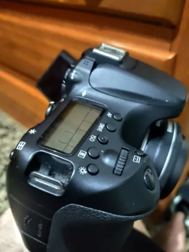 Canon 70D (Sem lente) + 2 baterias + 1 alça + carregador + 1 cartão sd
