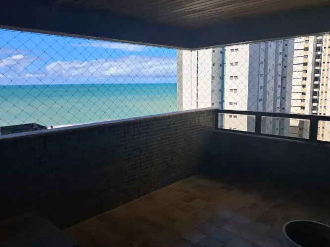Navegsntes 1 por andar, varandao, 4 qts 2 sts, 257m2 util, 3 vgs, gerador central de gás.
