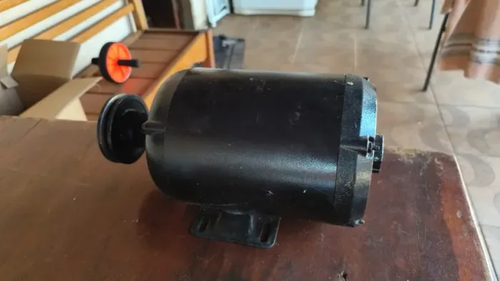 Motor elétrico WEG trifásico