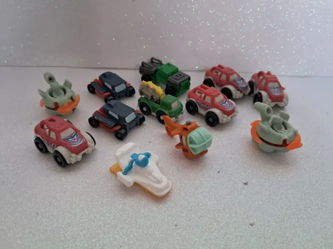 Lote Veículos e carrinhos  miniaturas kinder colecionáveis 