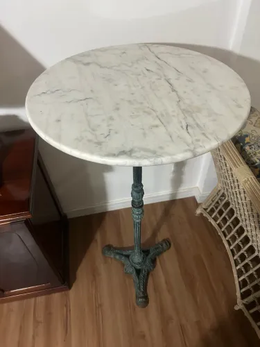 Mesa Bistrô tampão de mármore e pé de ferro
