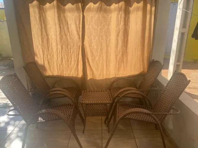 Vendo jogo de cadeira com mesinha