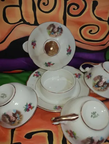 Louça antiga em porcelana