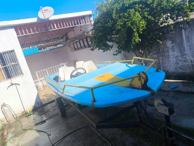 Lancha com motor e carretinha