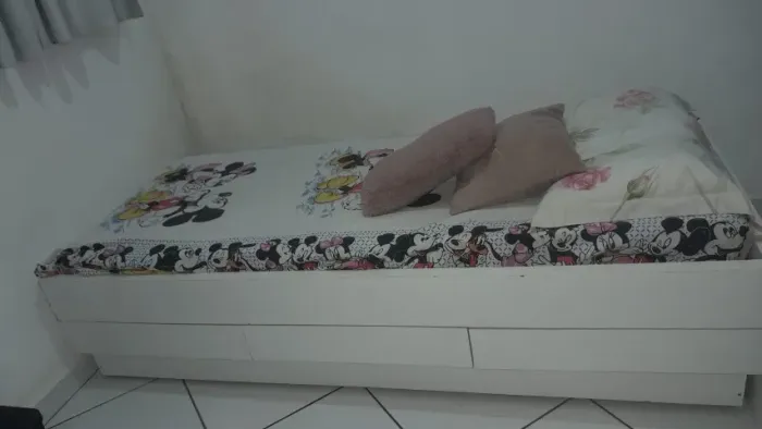 Cama de solteiro com gavetas