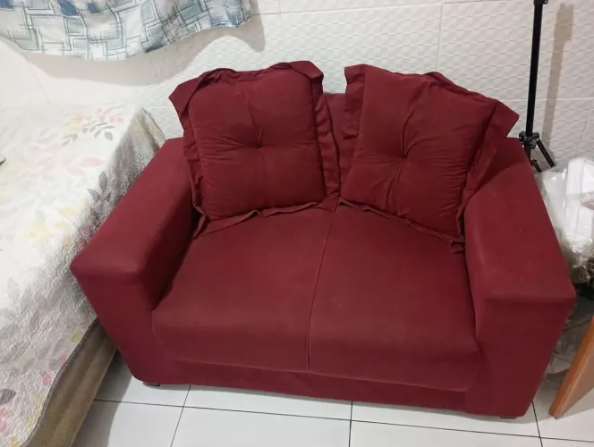Sofá e cadeira de cabeleireiro no precinho