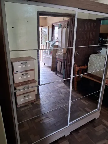 Guarda roupa com espelho