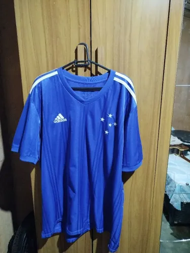 Camisa do Cruzeiro I de 2020. Tamanho 2GG, completamente adaptada para GG.