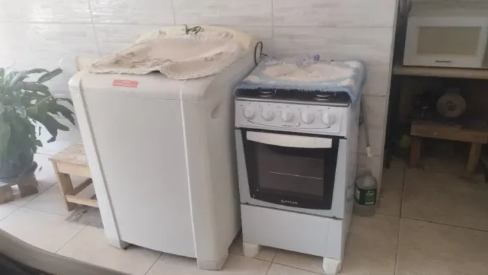 Aproveite!! Vendo um fogão de 4 bocas, um microondas e uma máquina de lavar de 8 kg, usado