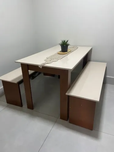 Mesa de jantar moderna e elegante. 