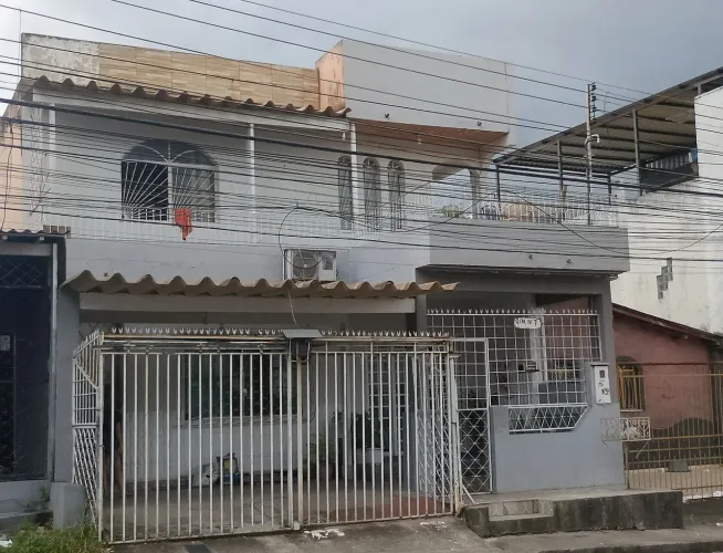Casa de dois pisos, próximo ao Estádio Arena da Amazônia.Rua principal, onde passa ônibus.