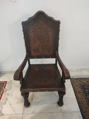 Cadeira antiga estilo manuelino 