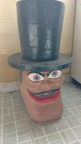 Vende se a cabeça do personagem a princesa e o sapo