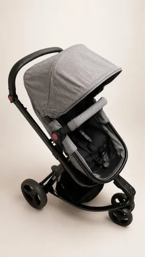 Carrinho de bebê com bebê conforto 
