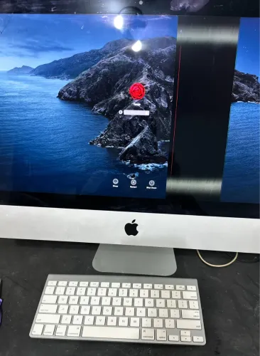 iMac 21 retina - com faixa preta na tela. O resto tá ok.
