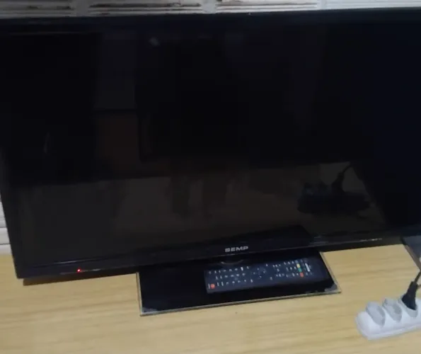 TV SEMP 32 (Não acende imagem)