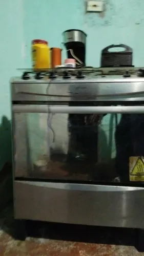 Fogão 5 bocas usado, funciona com pequenos reparos, e três notebooks com pequenas avarias