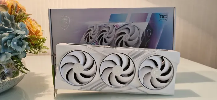 Placa de Vídeo Nvidia RTX 5070 ti 16gb MSI Gaming trio Branca