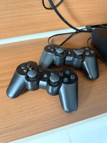 PS3 desbloqueado, acompanha todos os cabos e dois controles.