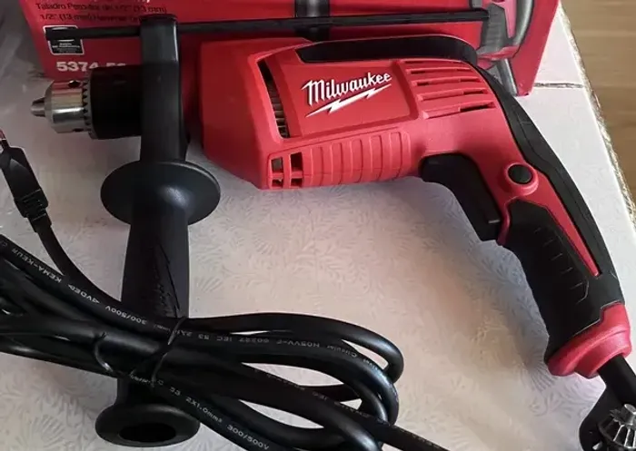 Furadeira de Impacto Marca Importada Milwaukee profissional 127V 1/2"