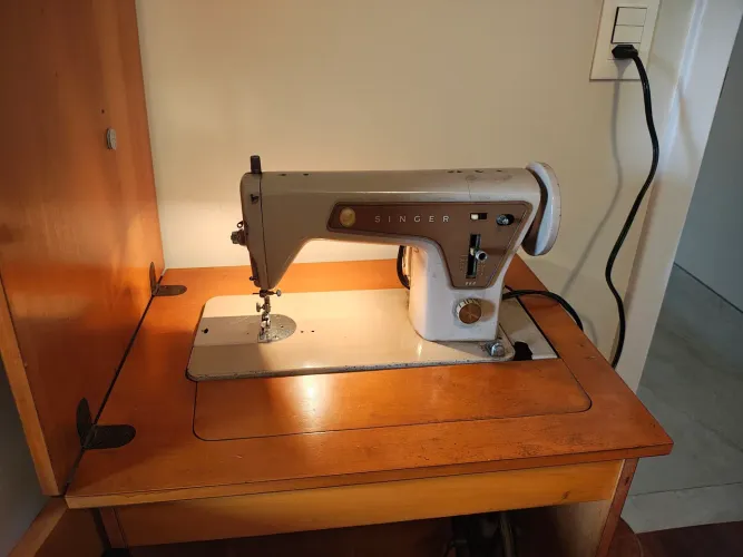 Máquina de Costura Singer 660 com Gabinete Vintage e Clássica
