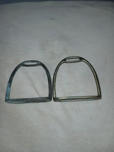 Par de estribos de bronze antigos